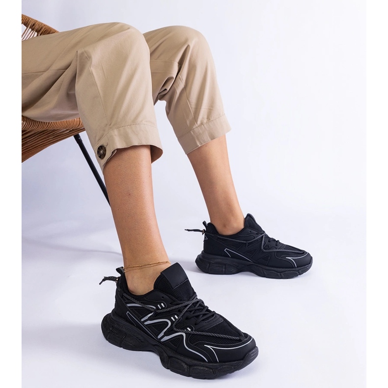 Schwarze Damen-Sneaker mit massiver Sohle 1