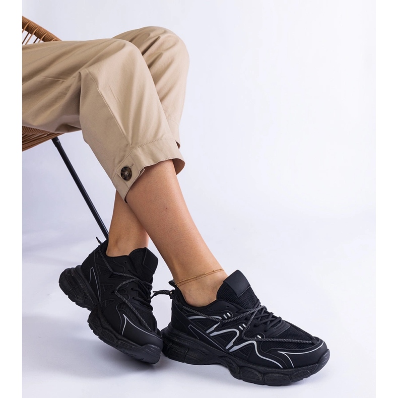 Schwarze Damen-Sneaker mit massiver Sohle 2