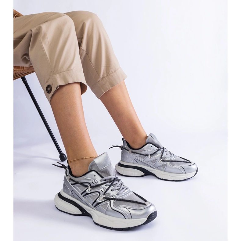 Silberne Frauen -Sneaker auf einer massiven Sohle silber- 1