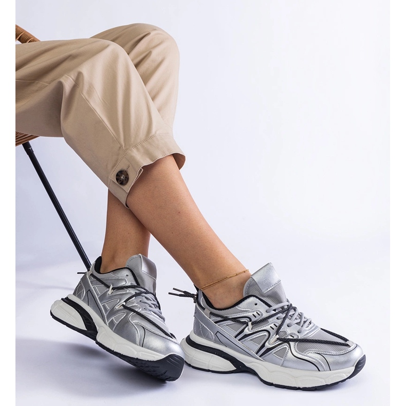 Silberne Frauen -Sneaker auf einer massiven Sohle silber- 2