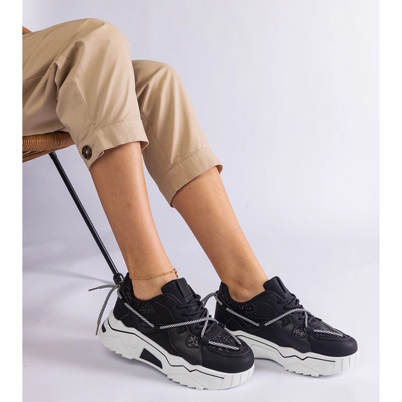 Schwarze Frauen -Turnschuhe mit Glitzer 2