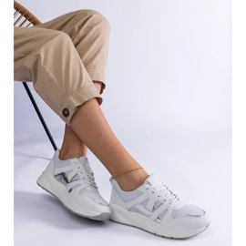 Weiße Turnschuhe mit dicker Sohle 1