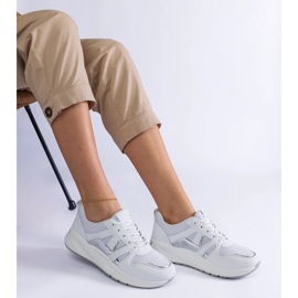 Weiße Turnschuhe mit dicker Sohle 2