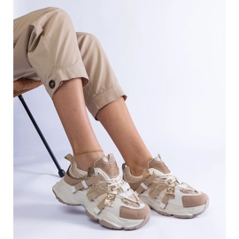 Beigefarbene Sneakers mit goldenen Einsätzen 2