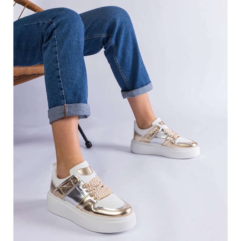Goldene Sneakers mit silbernen Einsätzen 1