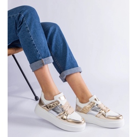 Goldene Sneakers mit silbernen Einsätzen 2