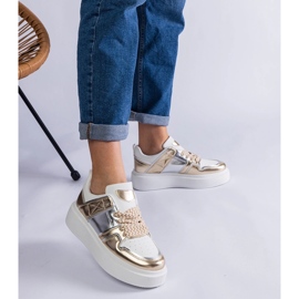 Goldene Sneakers mit silbernen Einsätzen 3