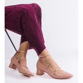 Beige Pumpen, die mit einem Gürtel lackiert sind 2