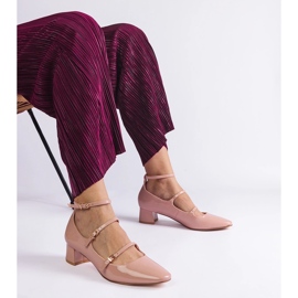 Beige Pumpen, die mit einem Gürtel lackiert sind 1