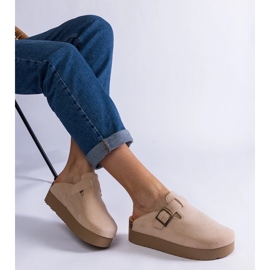 Beige Frauenflip flops auf der Plattform mit einer Schnalle 1