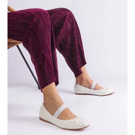 Weiße Ballerinas mit einem Gummiband und einem dekorativen Bogen 1