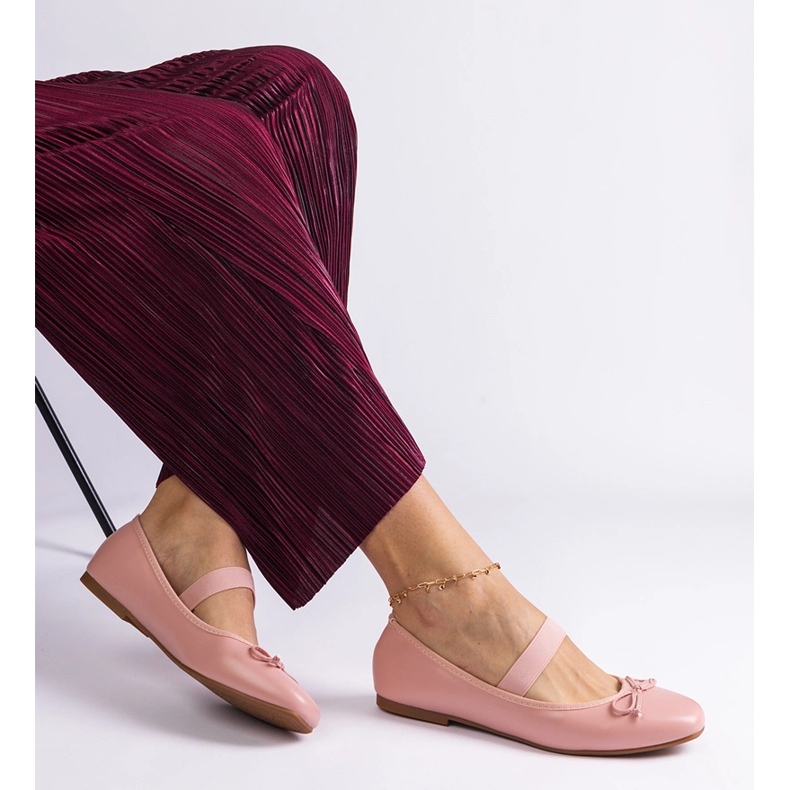 Rosa Ballerinas mit einem Gummiband und einem dekorativen Bogen 2