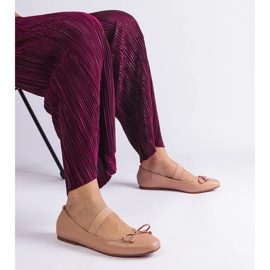 Beige Ballerinas mit einem Gummiband und einem dekorativen Bogen 1