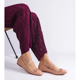 Beige Ballerinas mit einem Gummiband und einem dekorativen Bogen 2