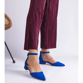 Blaue Sandalen auf einem niedrigen Pfosten 1