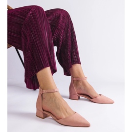 Hellrosa Sandalen auf einem niedrigen Pfosten 1