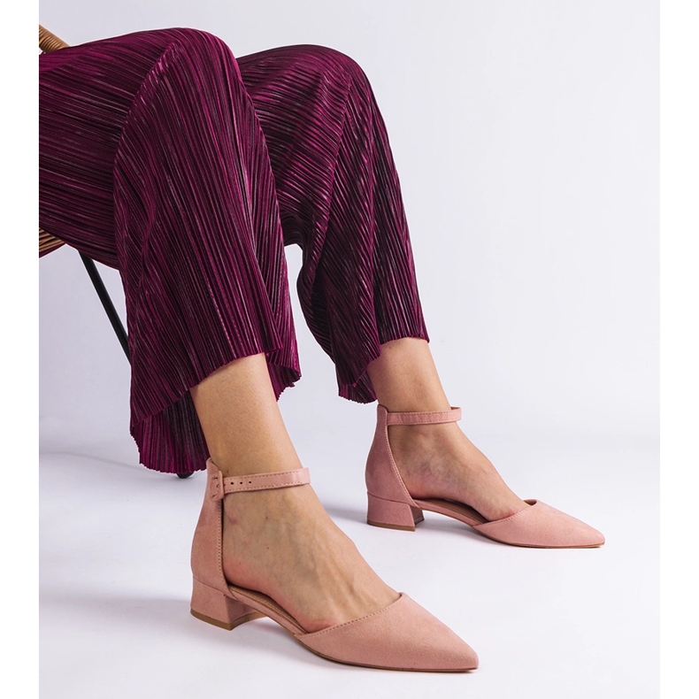 Hellrosa Sandalen auf einem niedrigen Pfosten 1