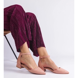 Hellrosa Sandalen auf einem niedrigen Pfosten 2