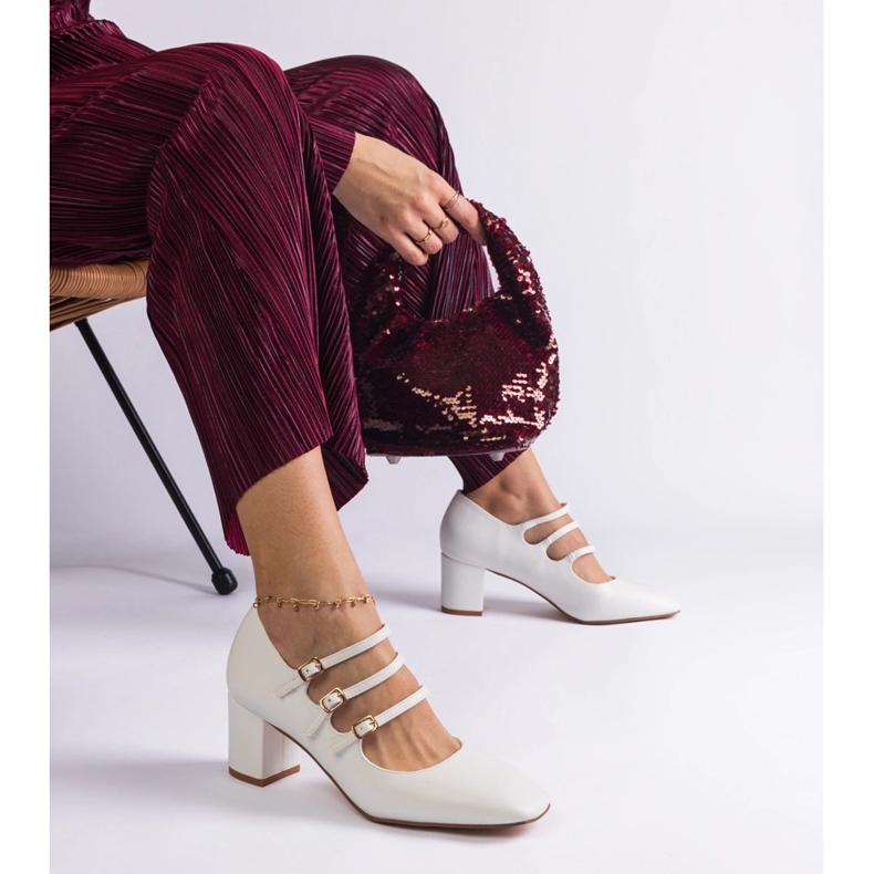 Weiße Pumpen auf dem Pfosten mit dekorativen Schnallen 1