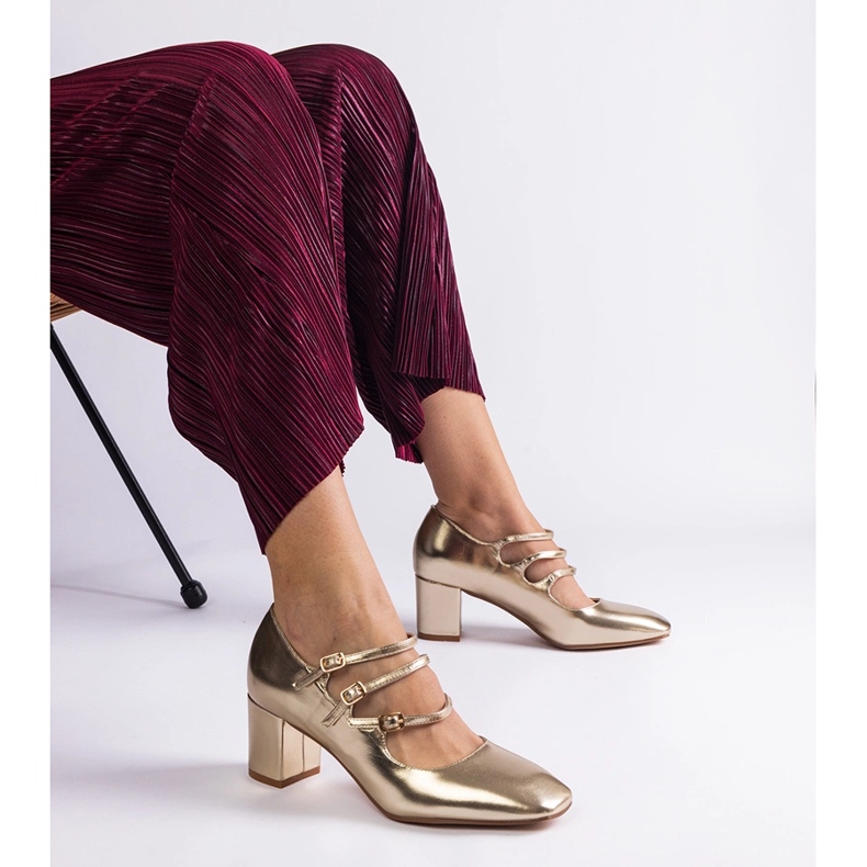 Goldene Pumpen auf dem Pfosten mit dekorativen Schnallen 1