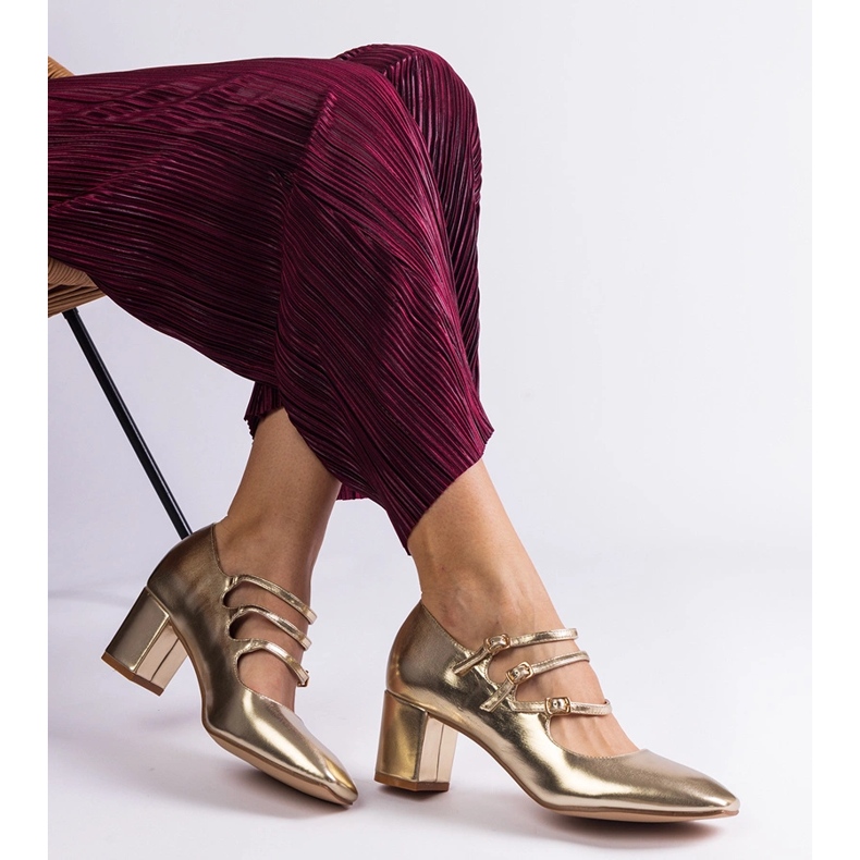 Goldene Pumpen auf dem Pfosten mit dekorativen Schnallen 2