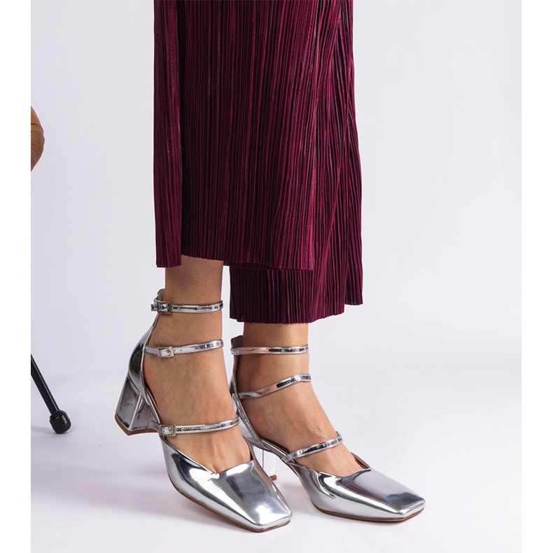 Silberpumpen lackiert auf einem Pfosten mit Schnallen silber- 1