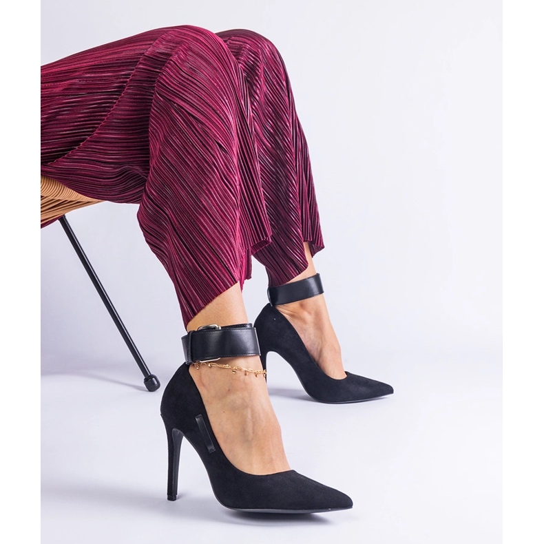 Schwarze Pumpen auf der Wildleder Eco -Lederferse 1