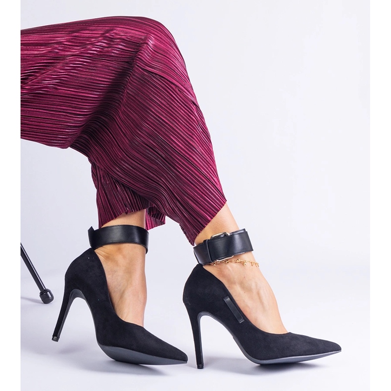 Schwarze Pumpen auf der Wildleder Eco -Lederferse 2