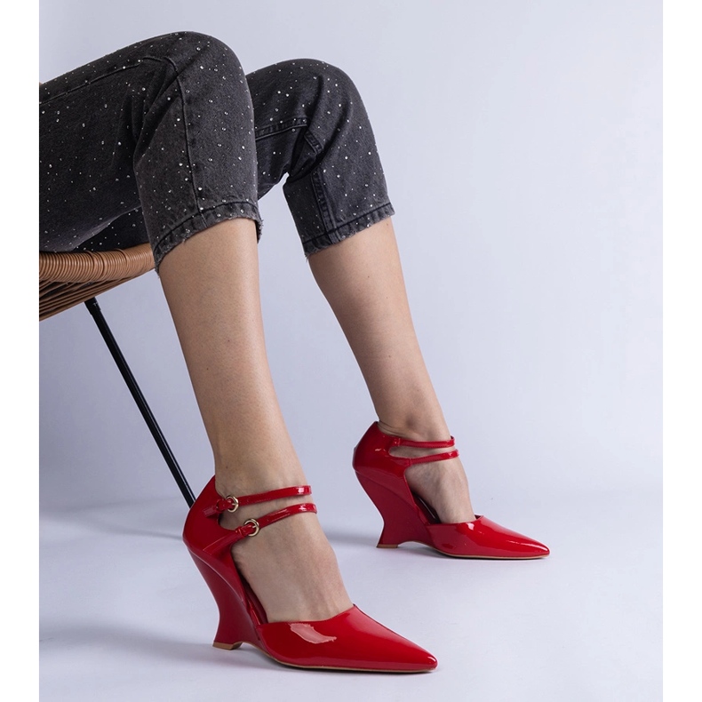 Rote Pumpen, die auf Keil mit Schnallen lackiert sind 1