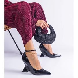 Schwarze Pumps lackten auf Keilen 2