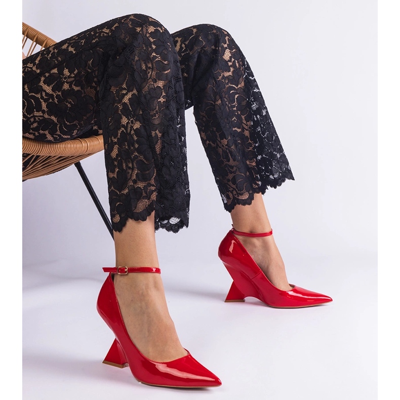 Rote Pumpen lackten auf Keilen 1