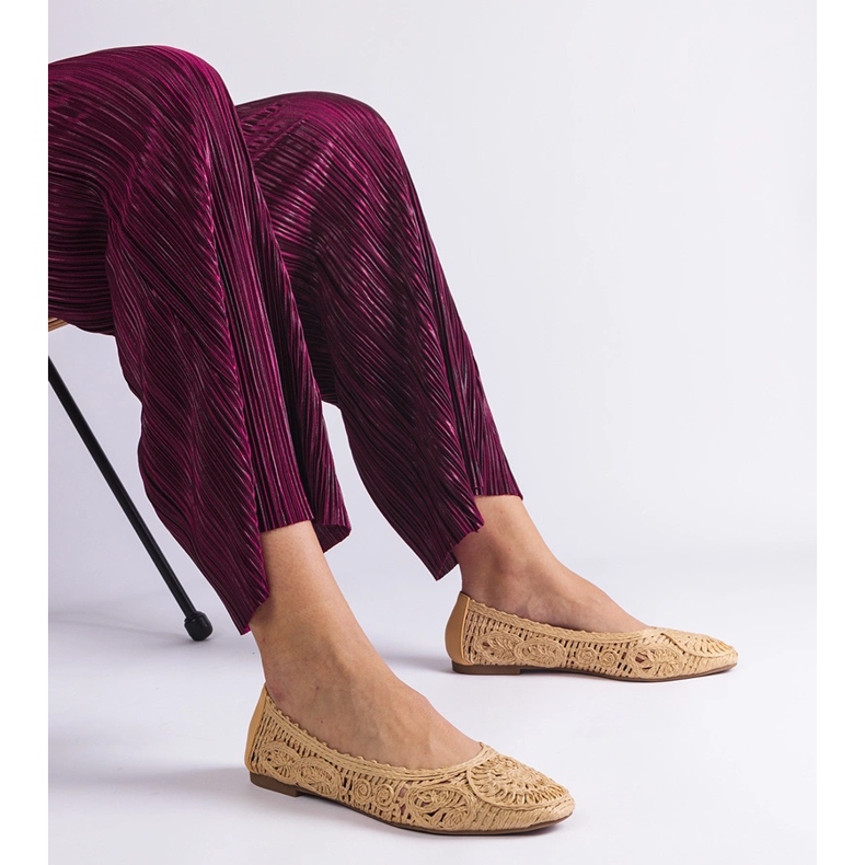 Beige geflochtene Ballerinas 1