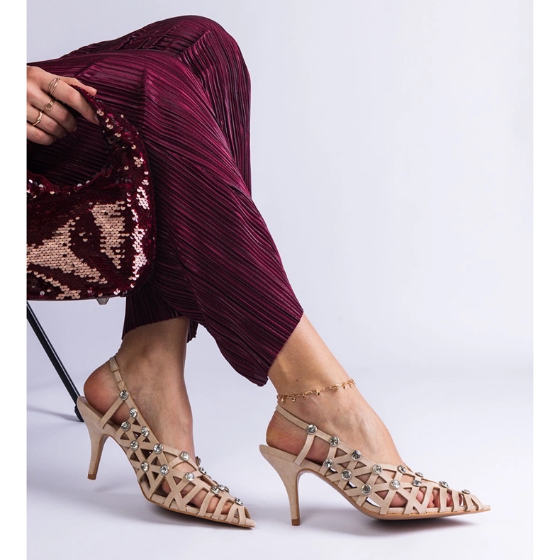 Beigefarbene Sandalen mit Steinen gewebt 1