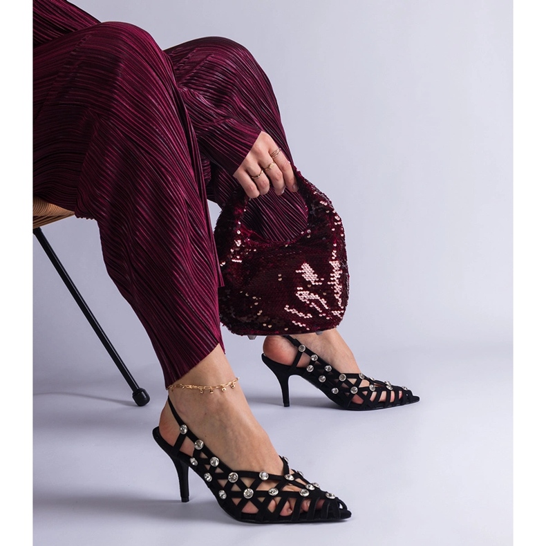 Schwarze Sandalen mit Steinen gewebt 1