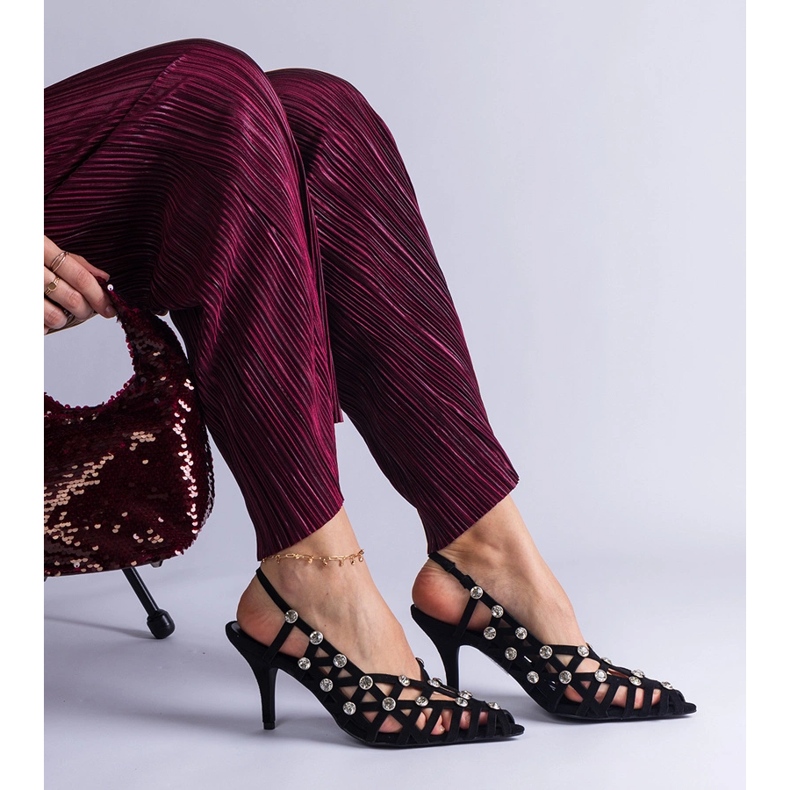 Schwarze Sandalen mit Steinen gewebt 2