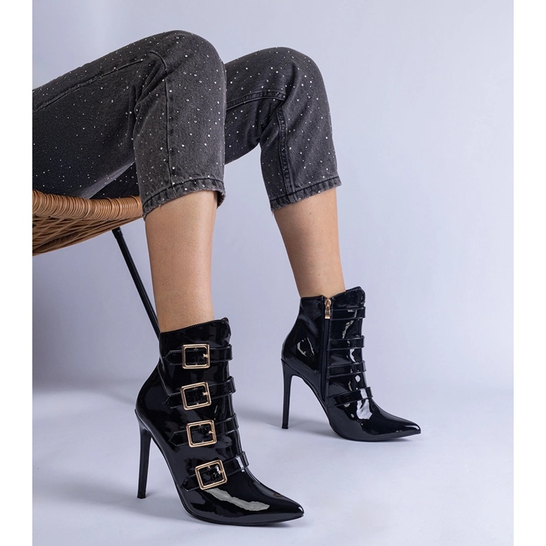 Schwarze Stiefel lackiert auf einer High Heel mit Schnalle 1