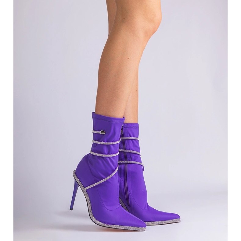 Lila Stiefeletten aus Satin, verziert mit Strasssteinen 1