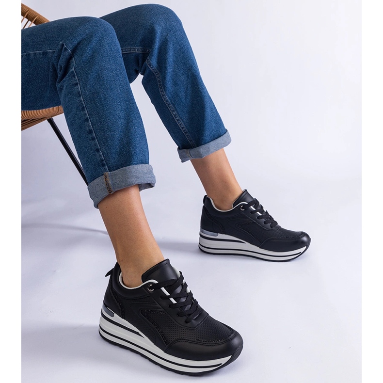 Schwarze Plateau-Sneaker, verziert mit Glitzer und einem metallischen Einsatz 1