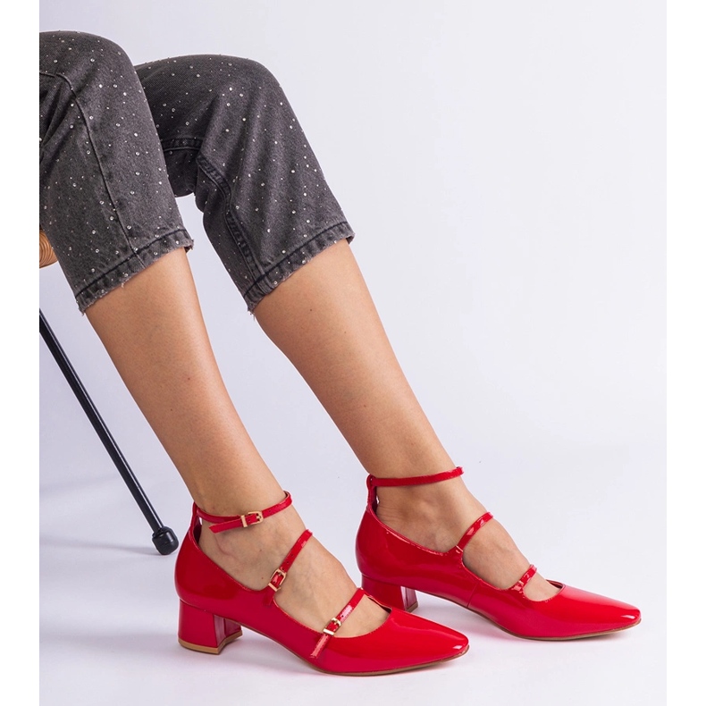 Rote Pumpen, die mit einem Gürtel verschmiert sind 1