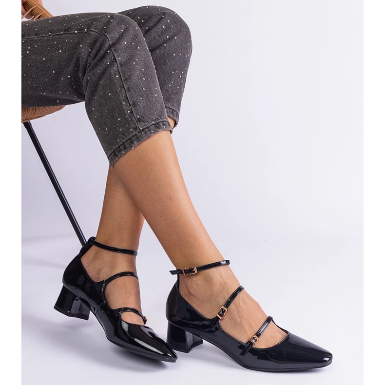 Schwarze Pumpen, die mit einem Gürtel verschmiert sind 2