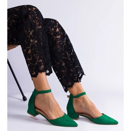 Grüne Pumpen auf einem niedrigen Pfosten 1