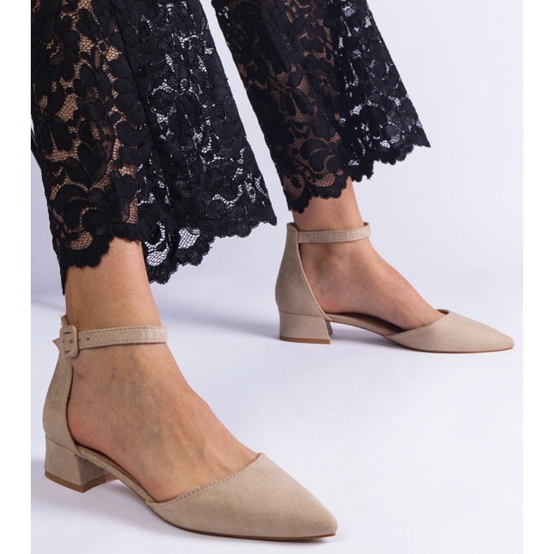 Beige Pumps mit niedrigen Absätzen 1