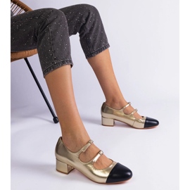 Goldene Pumpen auf einer schwarzen Nase 1