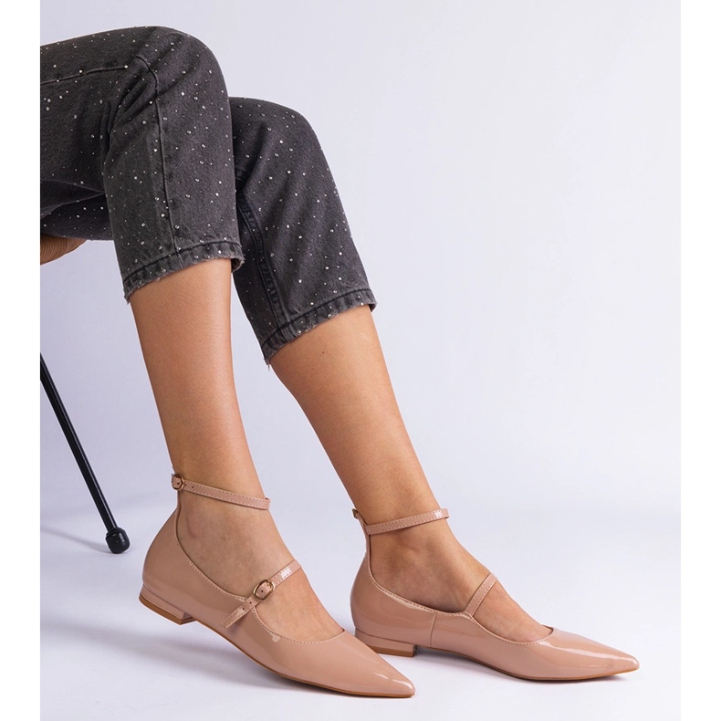 Beige Pumpen, die mit flachen Absätzen mit beige Schnallen lackiert sind 2