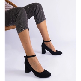 Schwarze Pumpen auf der Öko-Leder-Säule 1