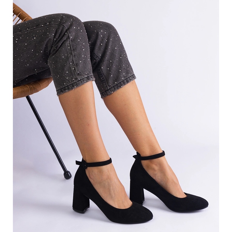 Schwarze Pumpen auf der Öko-Leder-Säule 2