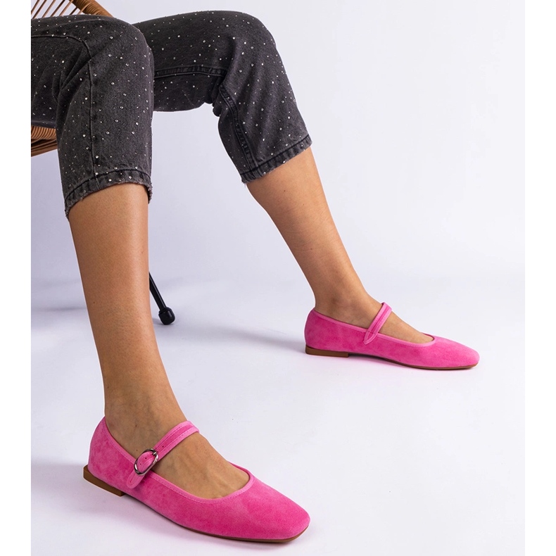 Dunkelrosa Ballerinas mit einer Schnalle und einem quadratischen Zeh 1