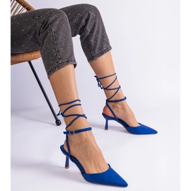 Blaue High Heels mit einer offenen Ferse um den Knöchel gebunden 1