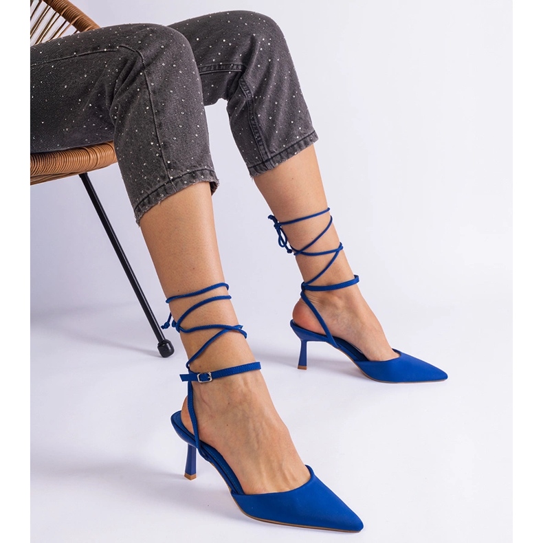 Blaue High Heels mit einer offenen Ferse um den Knöchel gebunden 1