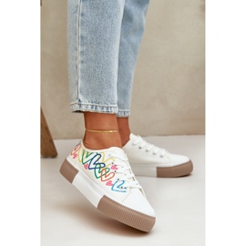 Frauen -Turnschuhe in weißen Herzen 2